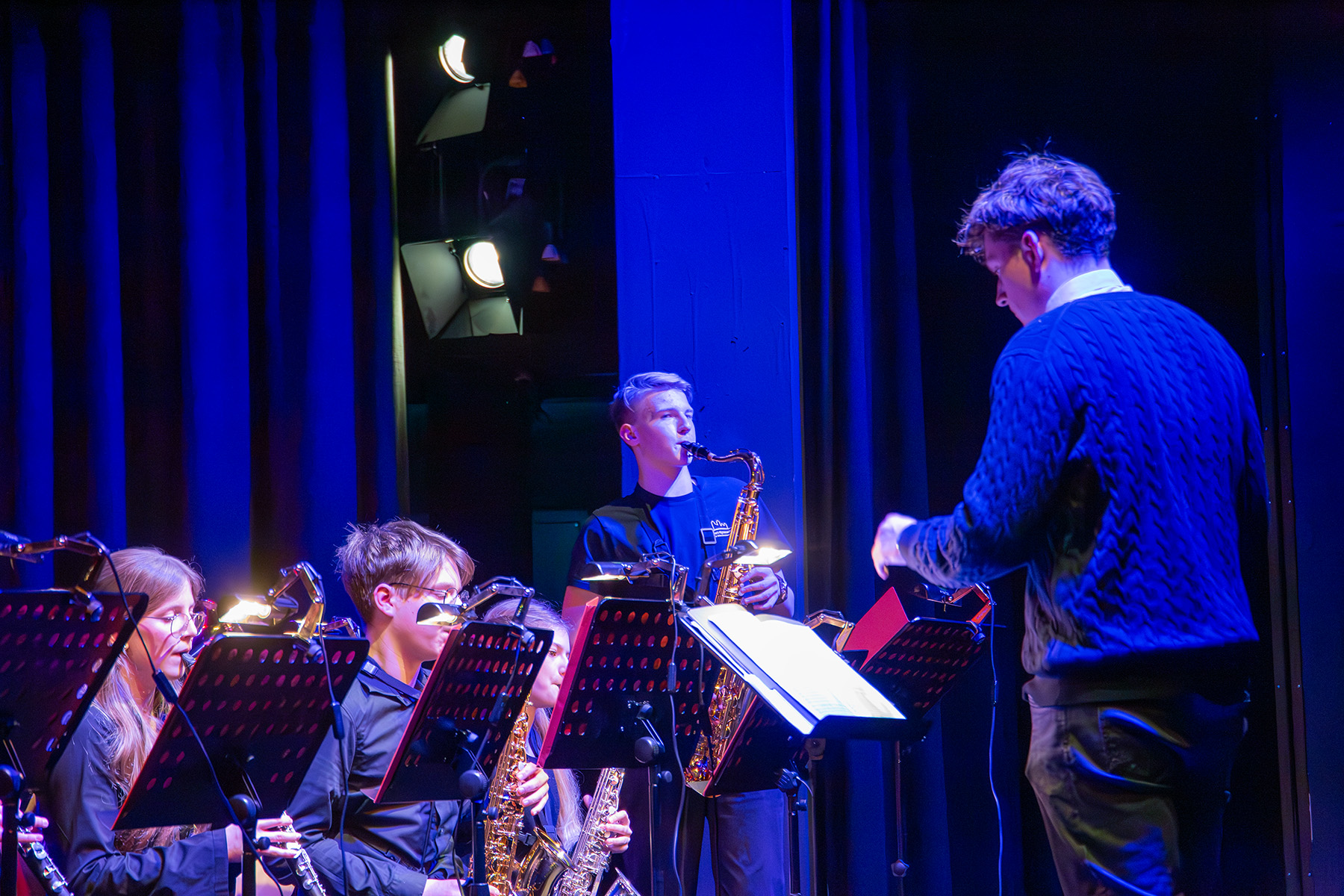 Schüler spielt Saxophonsolo bei Band Night