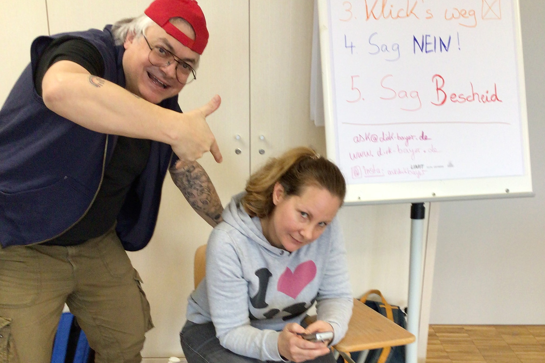 Ein Theaterpädagoge und eine Schauspielerin beim Theaterspielen