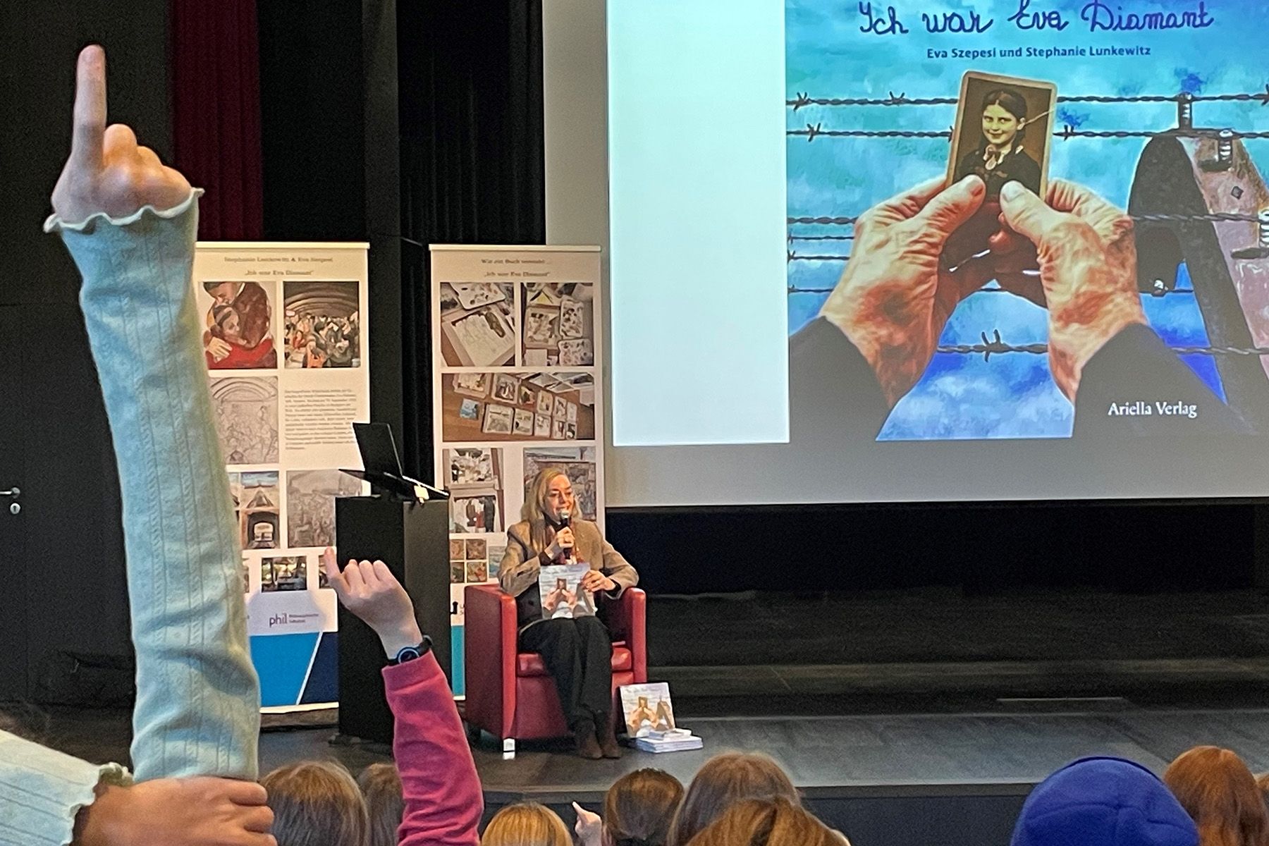 Autorin Eva Diamant sitzt auf der Bühne und beantwortet Fragen