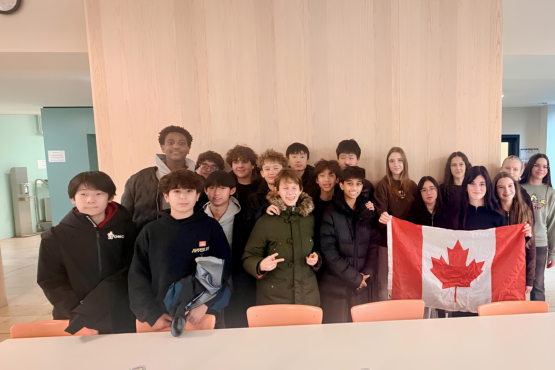 Gruppenfoto der Schüler der Partnerschule mit Kanada-Flagge