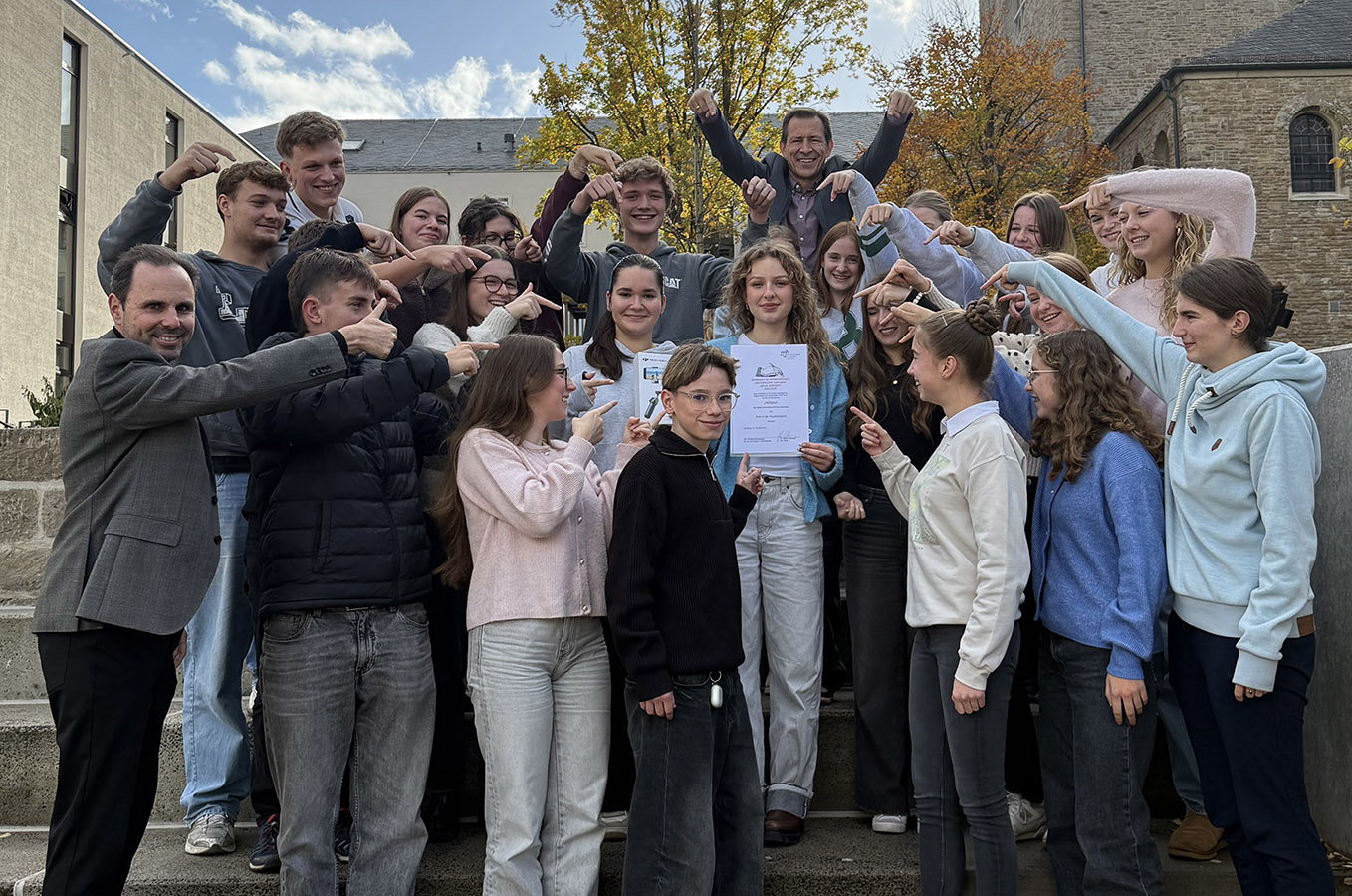 Die Redaktion feiert mit Schulleiter Markus Binzenhöfer und der betreuenden Lehrkraft Dr. Reinhard Klos.