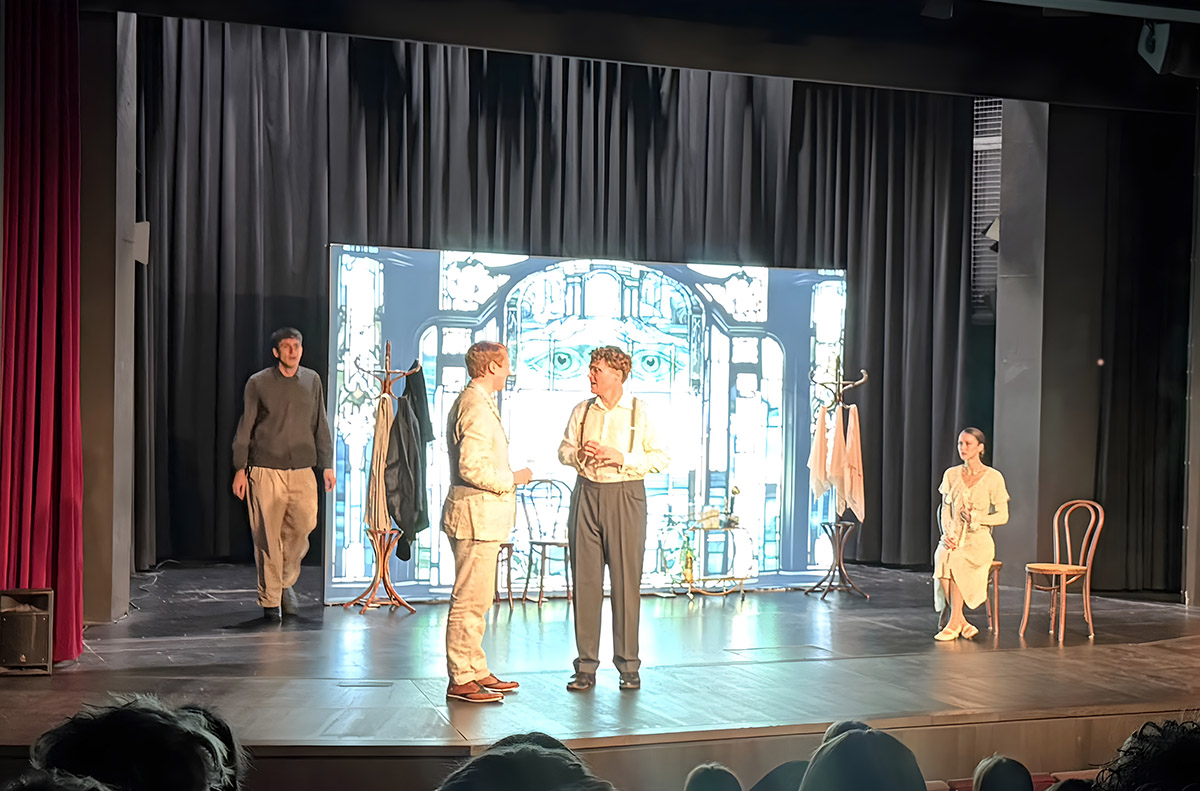 Bühnenbild von "The Great Gatsby" im Theatersaal des Egbert-Gymnasiums