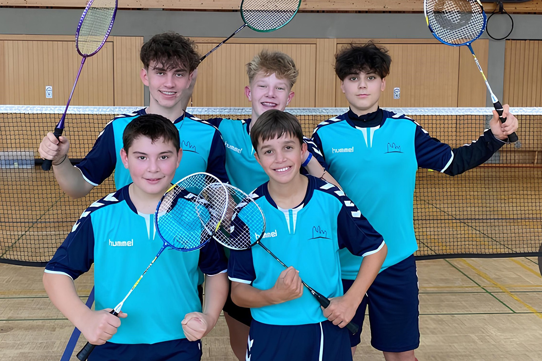 Fünf Spieler des Badominton-Teams des EGM in Siegerpose