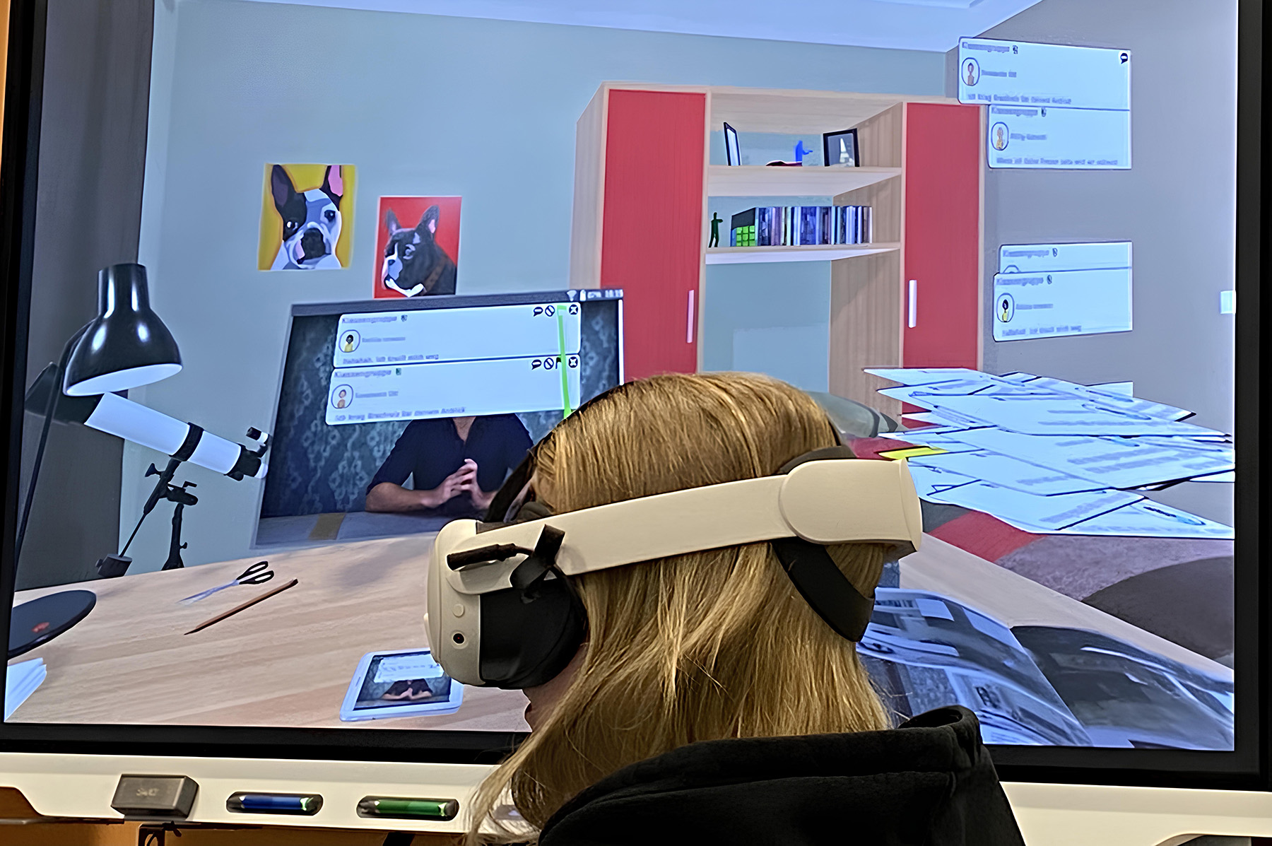 Mädchen mit VR-Brille vor großem Bildschirm