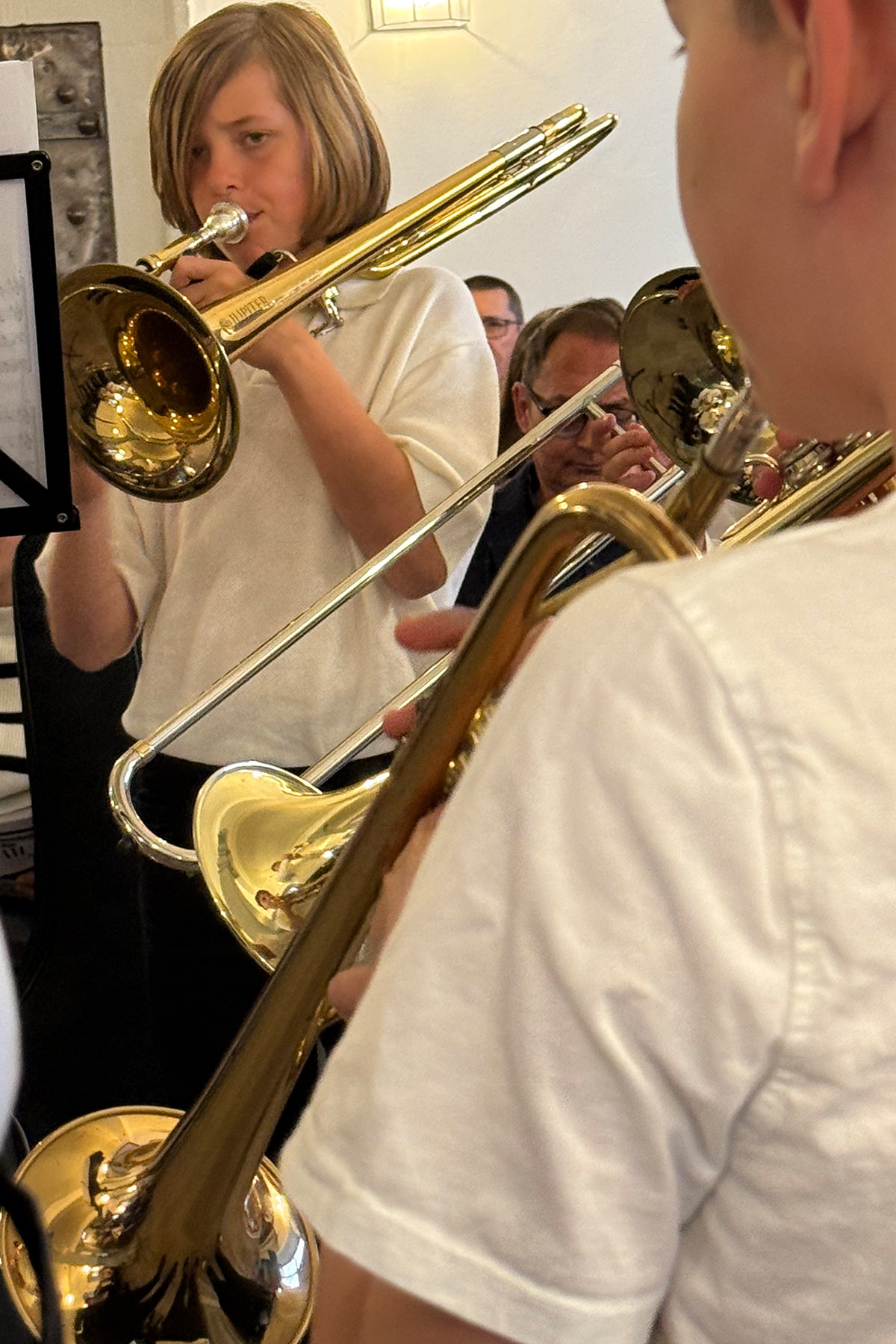 Zwei Schüler mit Posaune