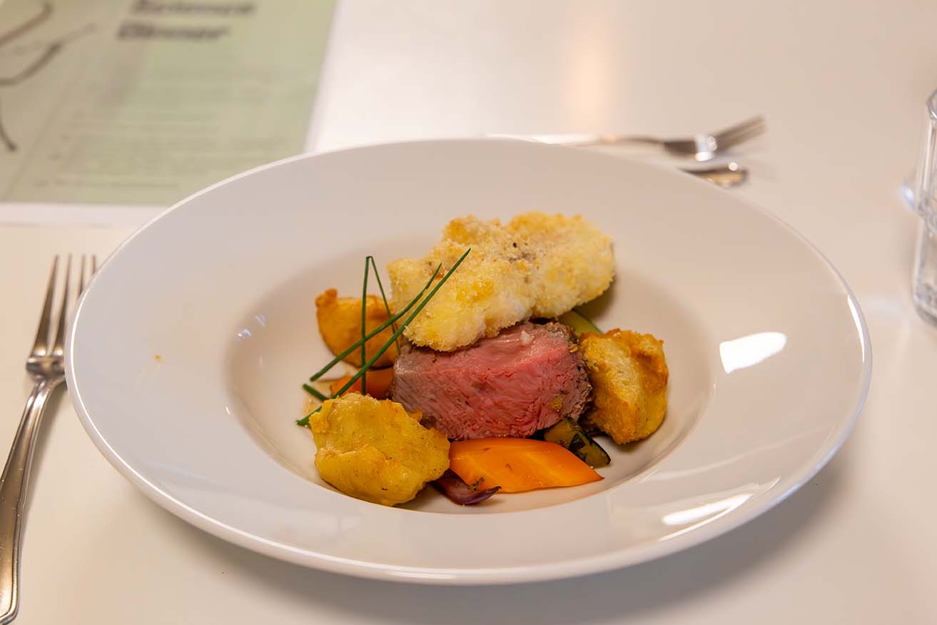 Teller mit Roastbeef, Gemüse und Kartoffeln