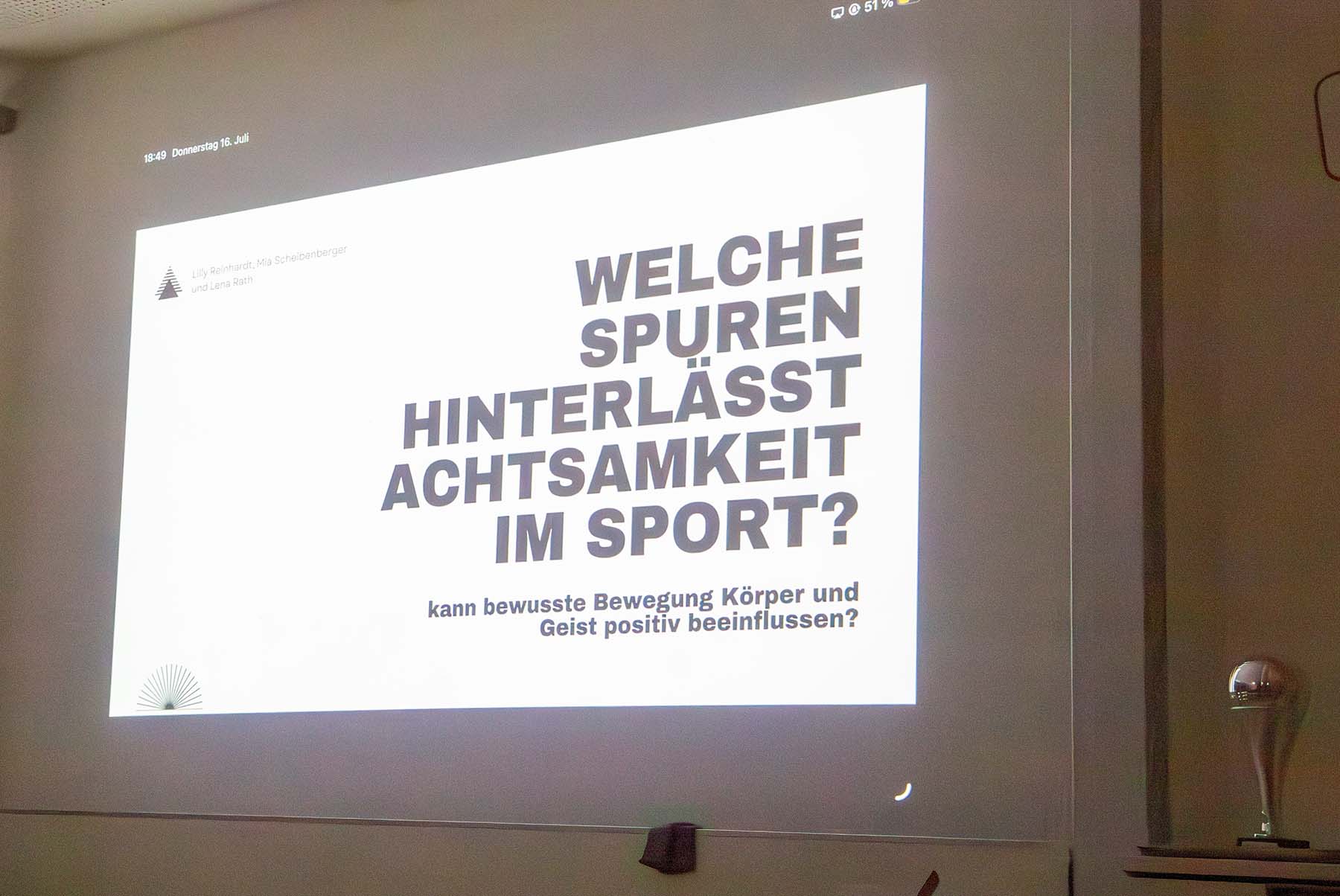 Blick auf eine Projektion mit Vortragstitel auf eine Klassenzimmerwand