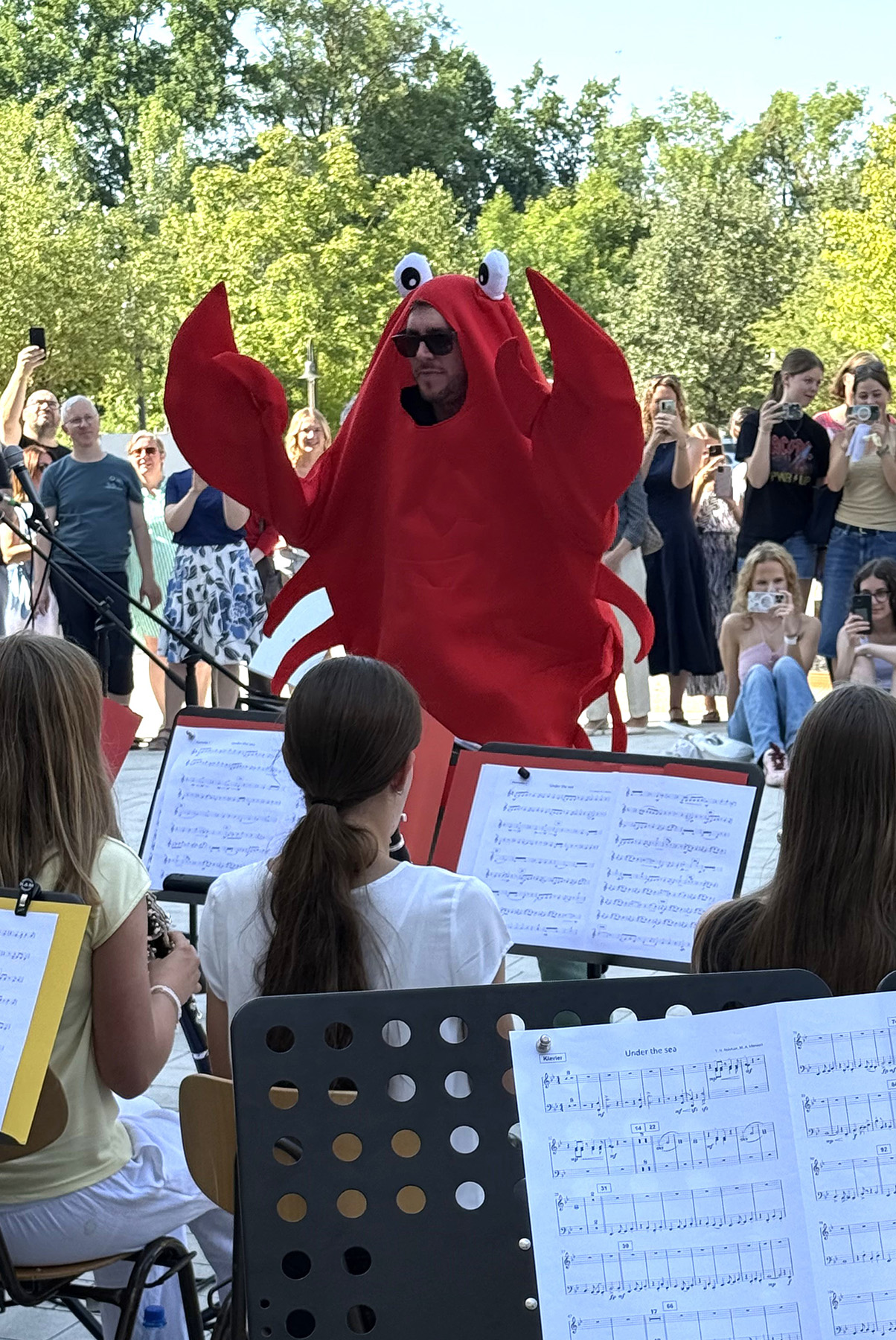 Der Leiter der Big-Band im Kostüm