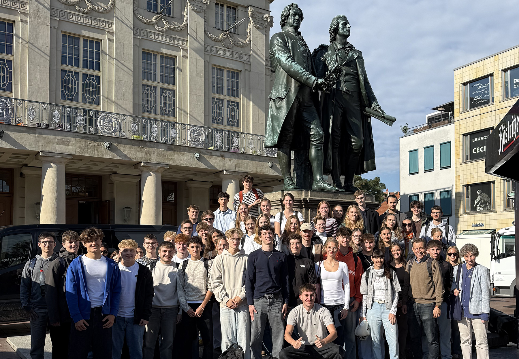 Gruppenfoto vor den Statuen von Goethe und Schiller