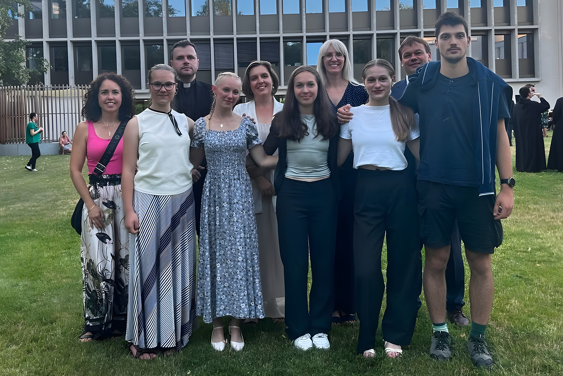 Gruppe mit Schülern und Lehrkräften auf einer Wiese vor dem EGM