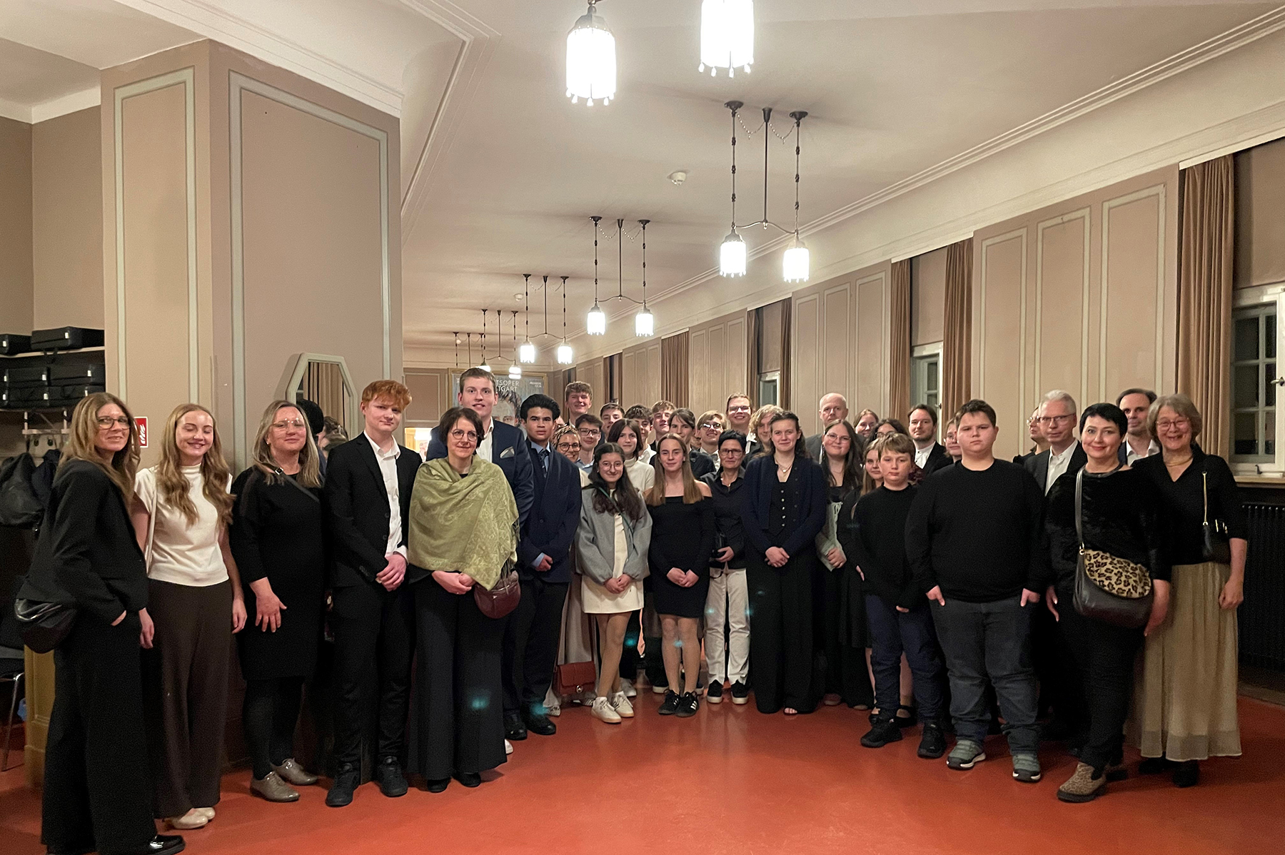Gruppenfoto mit allen Teilnehmenden der Opernfahrt