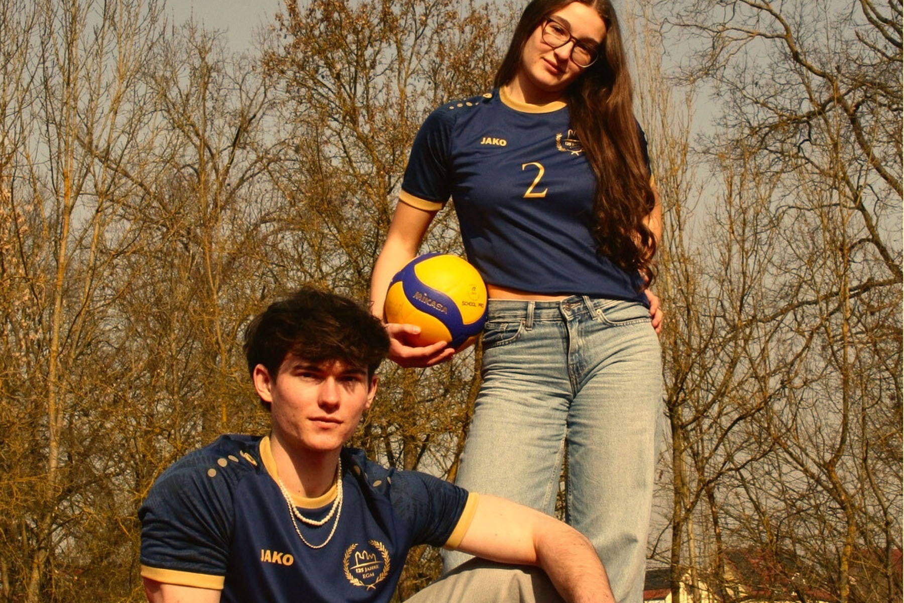 Schüler und Schülerin im neuen Trikot