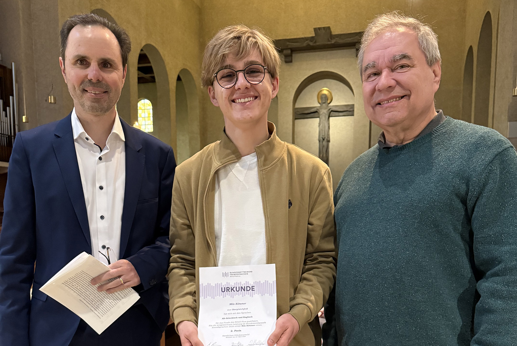 Gruppefoto mit Schulleiter Markus Binzenhöfer, Nils Kötzner und Griechischlehrer Justus Finkel
