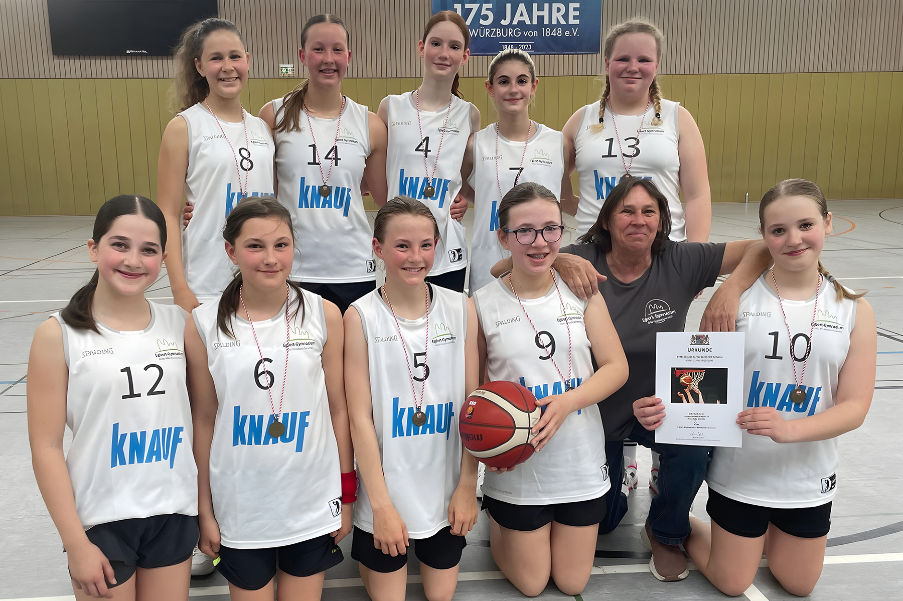Gruppenfoto mit den Spielerinnen der Mädchenmannschaft mit Trainerin