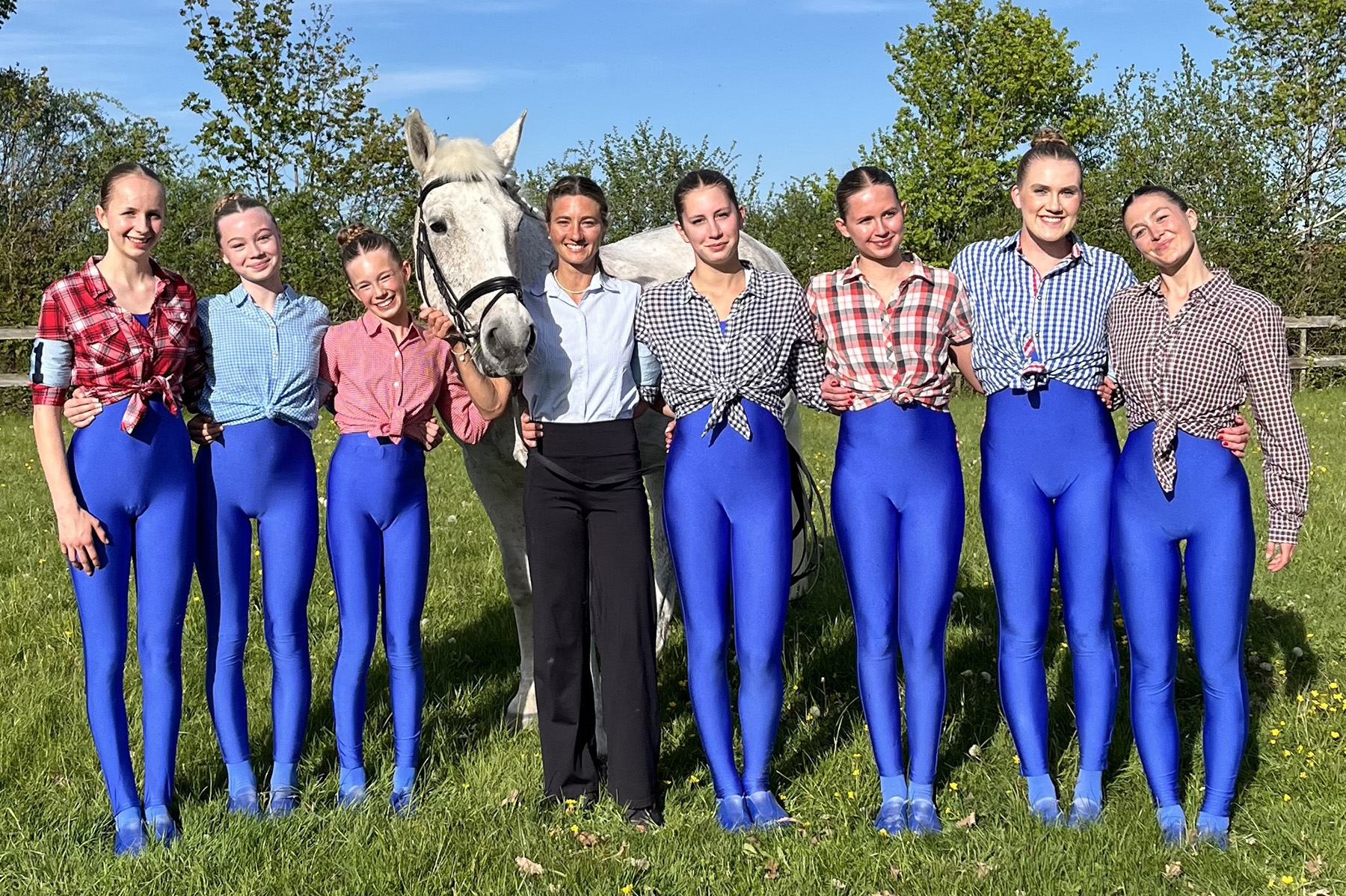 Gruppenfoto der Mannschaft mit sieben Mädchen, der Trainerin und Pferd