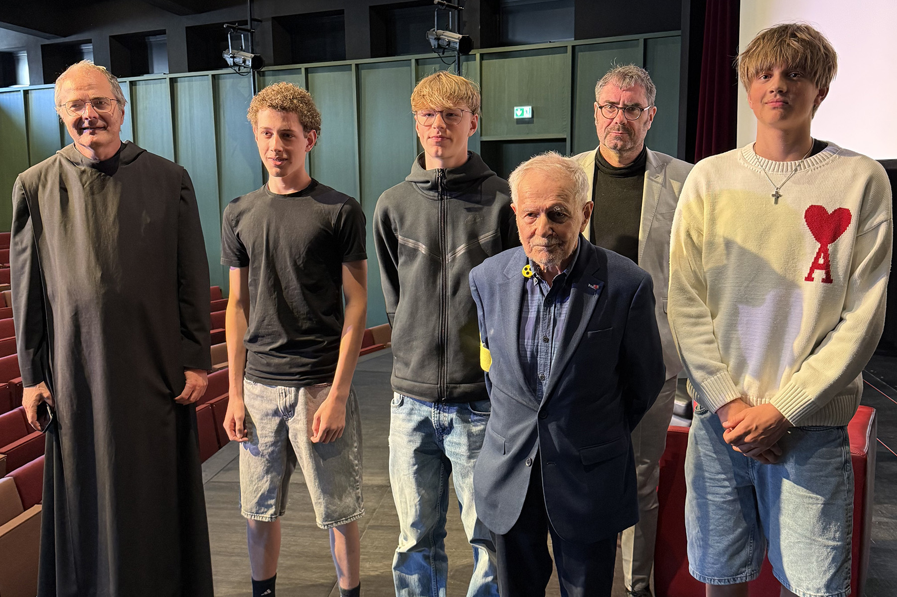 Gruppenfoto mit Mönch, einem älteren Mann sowie mehreren Schülern