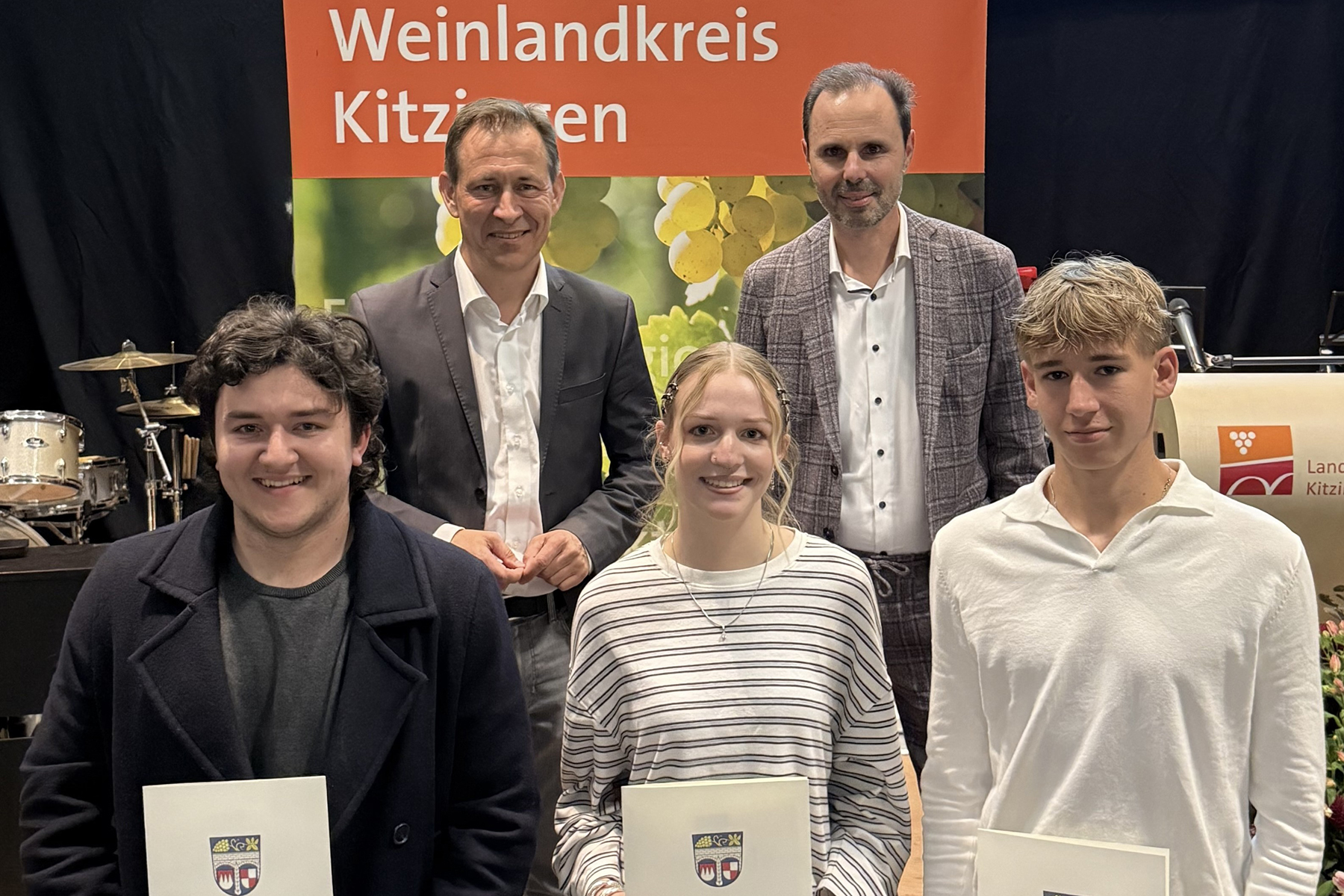 Die drei Schulabsolventen mit Schulleiter und Dr. Klos