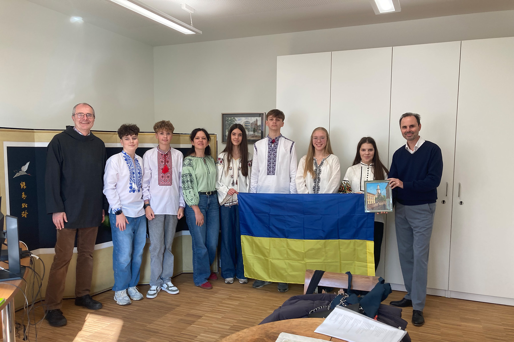 Gruppenfoto von Schülerinnen, Schülern und Lehrkräften mit dem Gastschüler