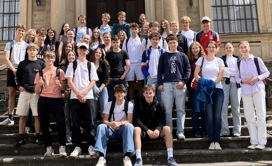 Gruppenbild von Schülerinnen und Schülern auf einer Treppe