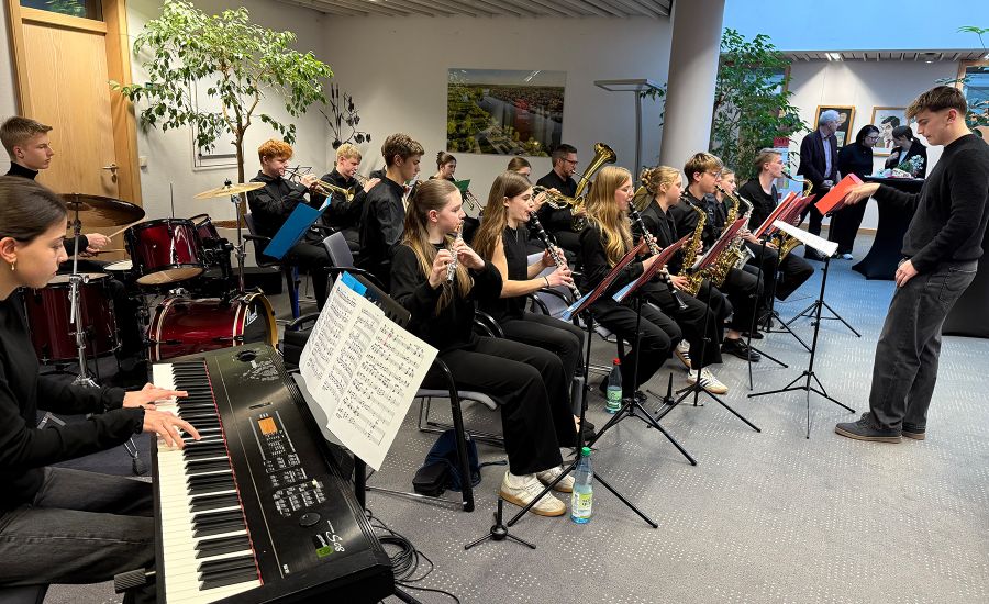 Musikerinnen und Musiker der Big Band mit ihren Instrumenten