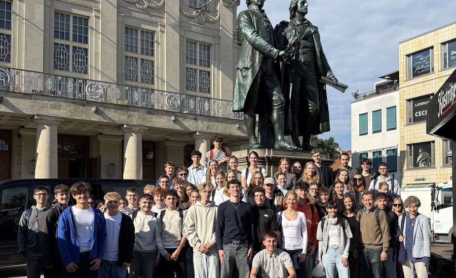 Gruppenfoto vor den Statuen von Goethe und Schiller