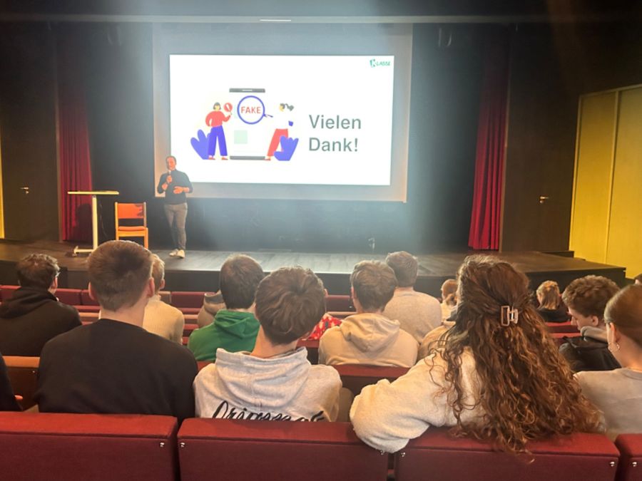 Schülerinnen und Schüler bei dem Vortrag