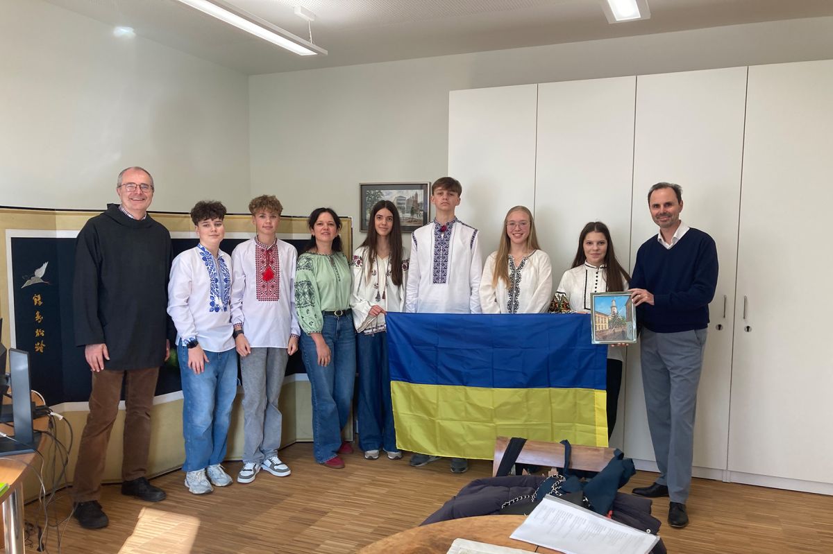 Gruppenfoto von Schülerinnen, Schülern und Lehrkräften mit dem Gastschüler