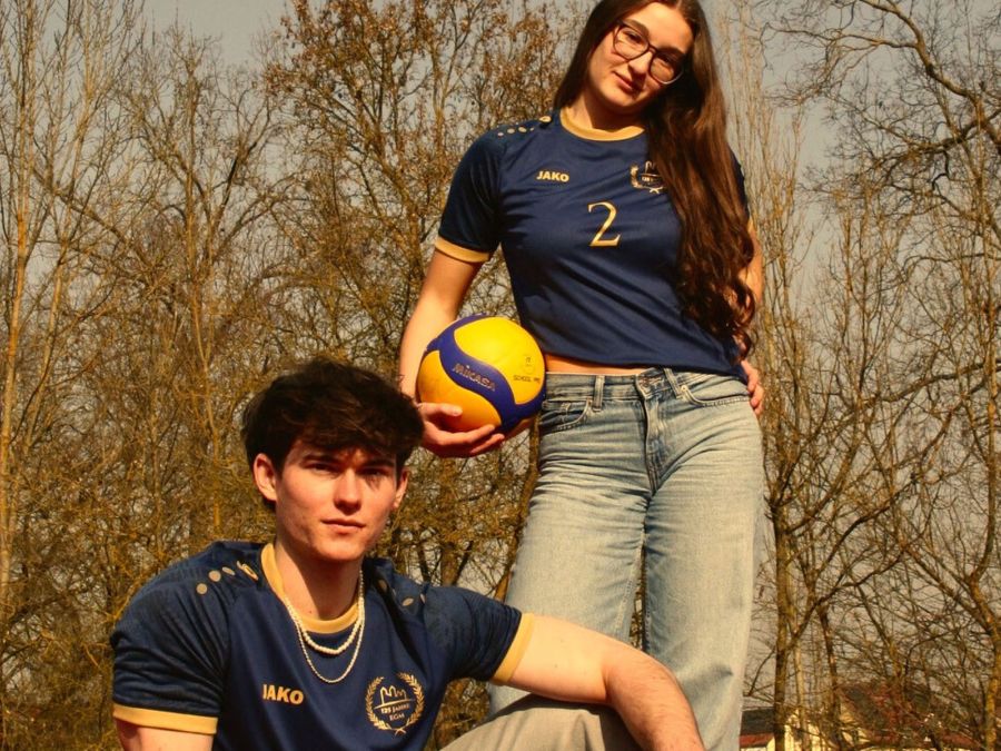 Schüler und Schülerin im neuen Trikot