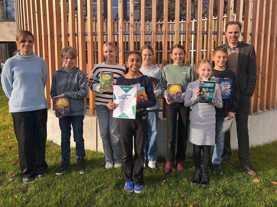 Gruppenfoto der Teilnehmer am Vorlesewettbewerb sowie die Gewinnerin