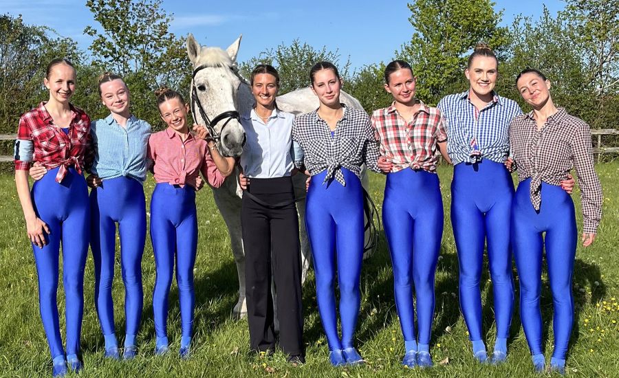 Gruppenfoto der Mannschaft mit sieben Mädchen, der Trainerin und Pferd