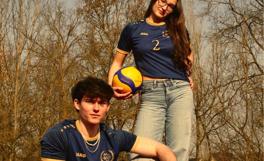 Schüler und Schülerin im neuen Trikot