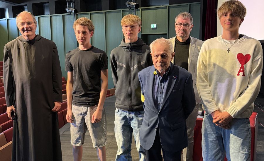 Gruppenfoto mit Mönch, einem älteren Mann und mehreren Schülern