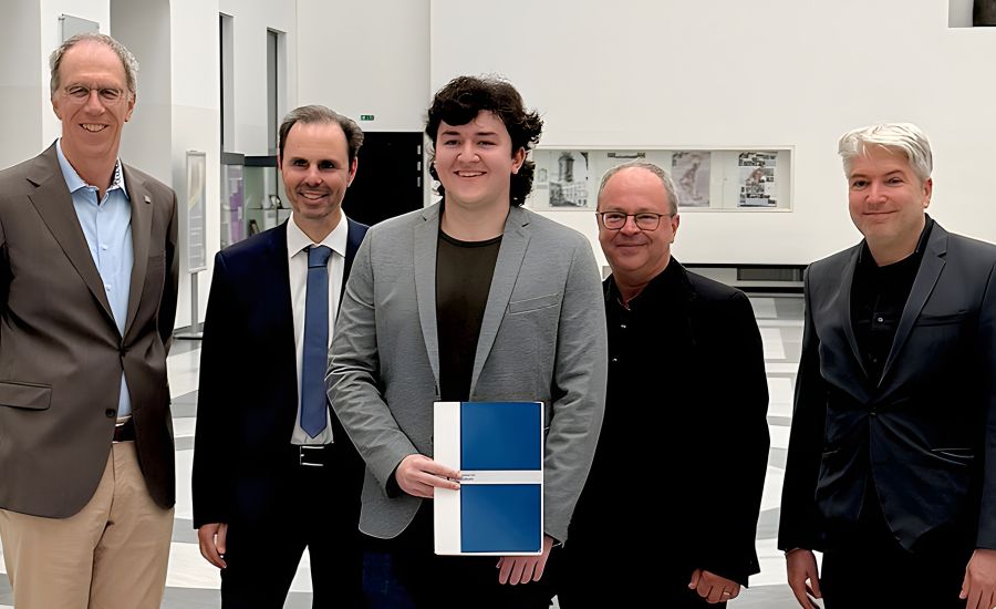 Gruppe von Männer, in der Mitte ein junger Mann mit Urkunde in der Hand