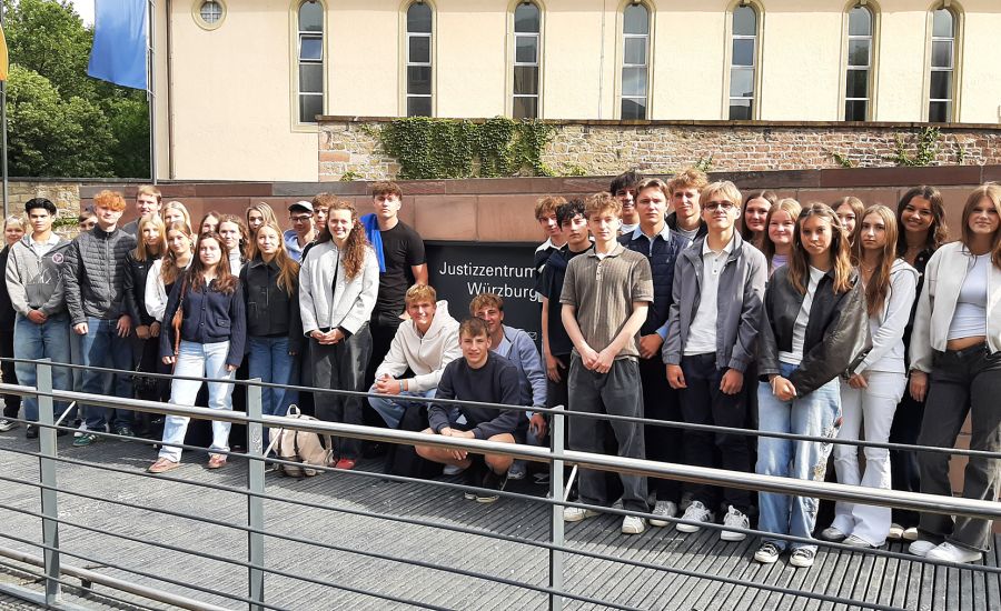 Gruppenfoto von Schülerinnen und Schülern vor dem Gebäude des Justizzentrums in Würzburg