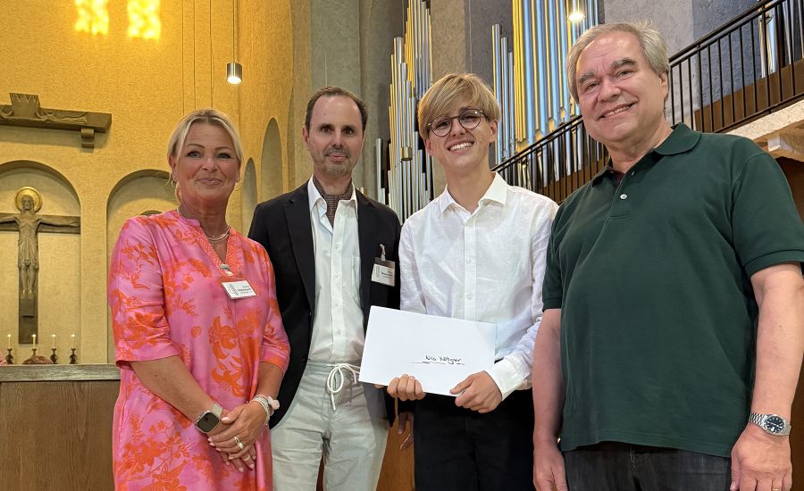 Gruppenfoto mit der Vorsitzenden des Elternbeirats, dem Schulleiter, dem Preisträger sowie einem Lehrer