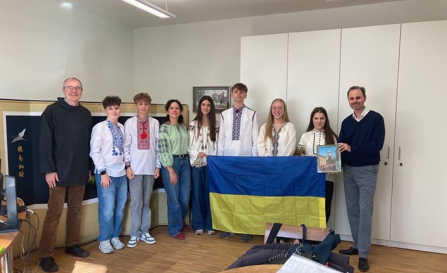 Gruppenfoto von Schülerinnen, Schülern und Lehrkräften mit dem Gastschüler