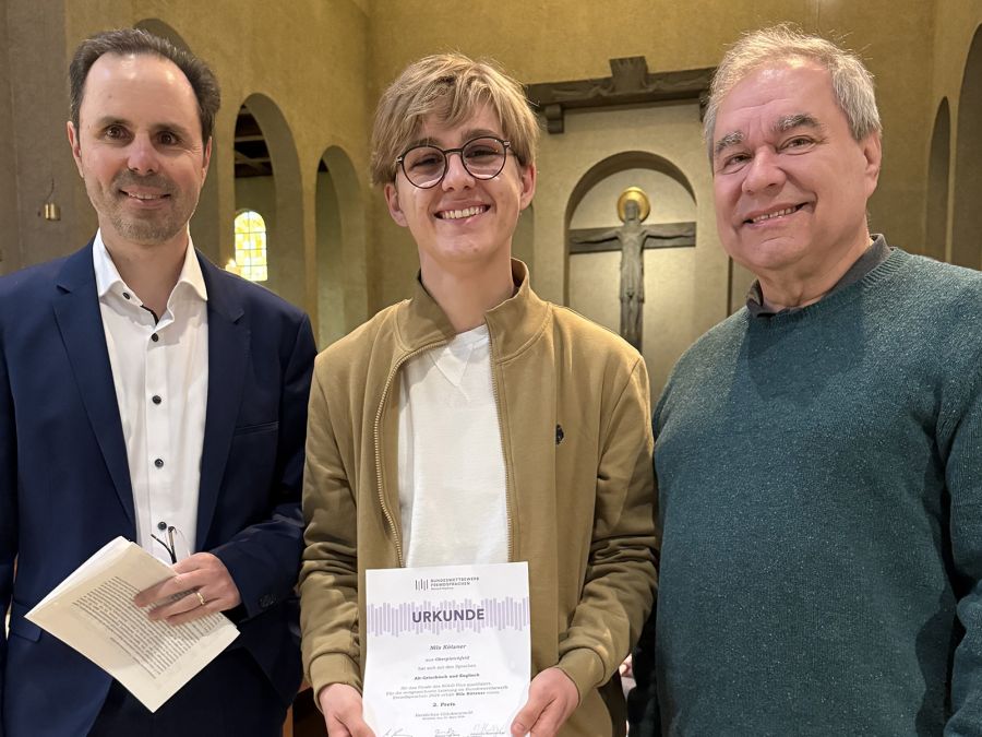 Gruppefoto mit Schulleiter Markus Binzenhöfer, Nils Kötzner und Griechischlehrer Justus Finkel
