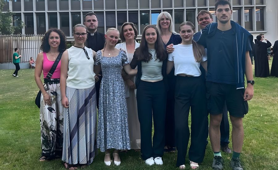 Gruppe mit Schülern und Lehrkräften auf einer Wiese vor dem EGM
