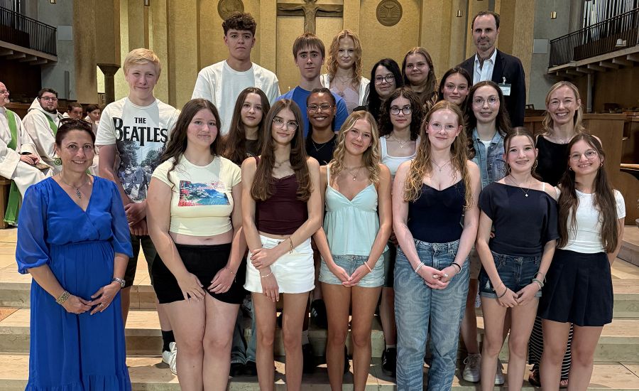 Gruppenfoto mit der Theatergruppe sowie Lehrerin und Schulleiter in der Abteikirche