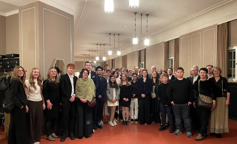 Gruppenfoto mit allen Teilnehmenden der Opernfahrt