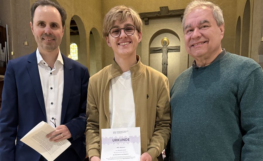 Gruppefoto mit Schulleiter Markus Binzenhöfer, Nils Kötzner und Griechischlehrer Justus Finkel