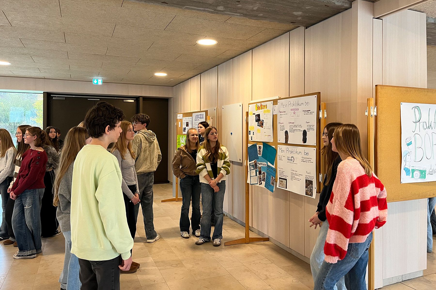 Viele Schülerinnen und Schüler nutzen die Praktikumsbörse, um sich zu informieren