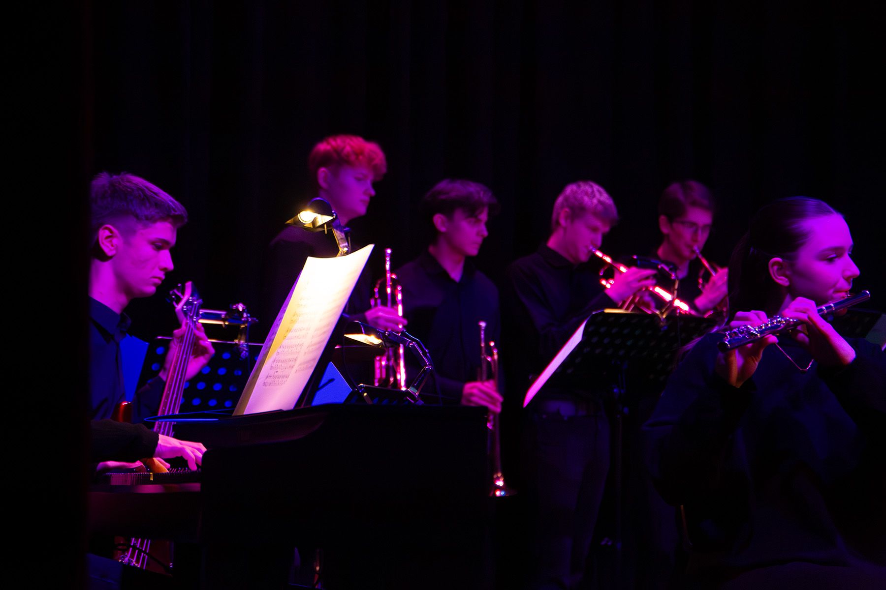 Bläserensemble im violetten Licht