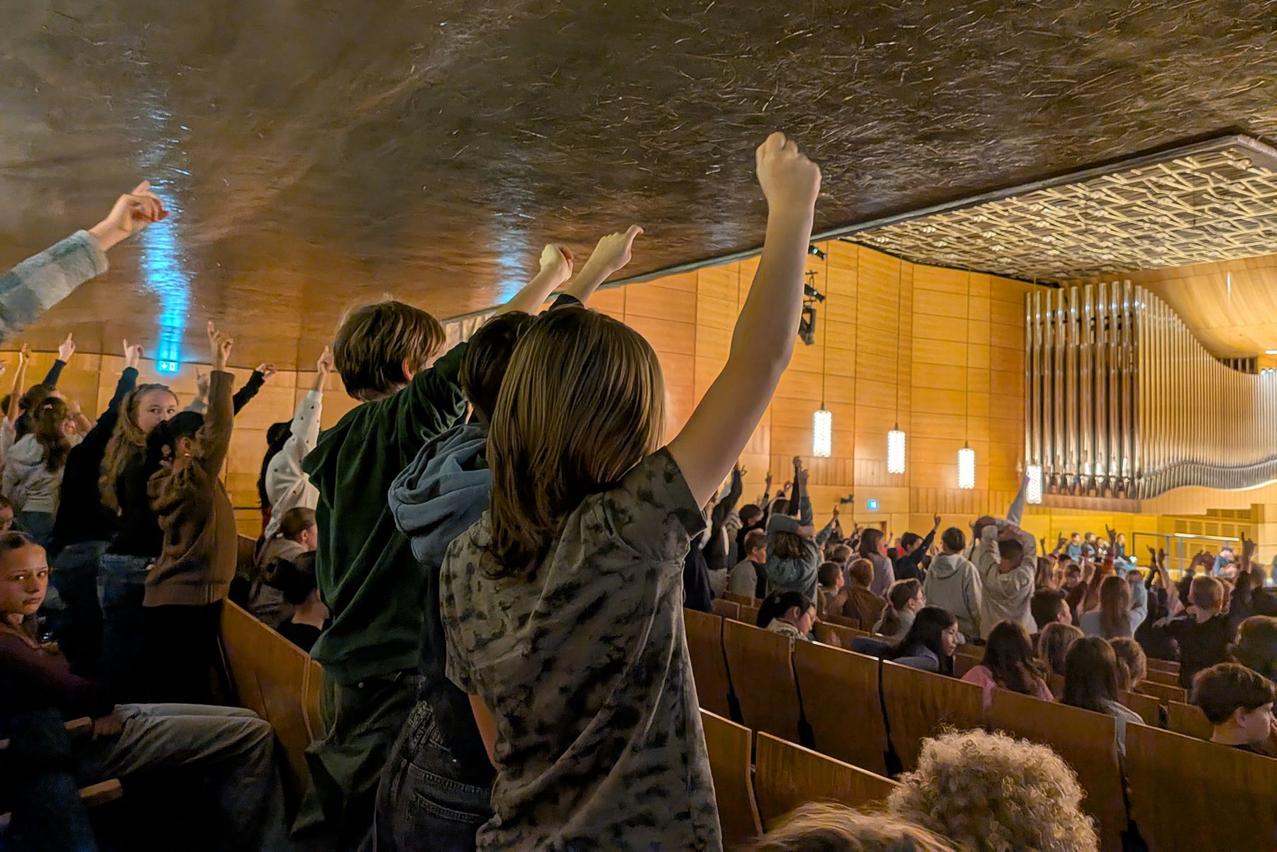 Stehende und sich meldende Schüler in der Musikhochschule