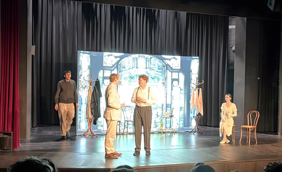 Bühnenbild von "The Great Gatsby" im Theatersaal des Egbert-Gymnasiums