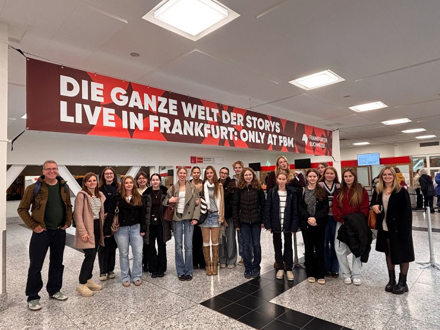 Der Vertiefungskurs Deutsch besuchte im Oktober 2017 die Frankfurter Buchmesse .