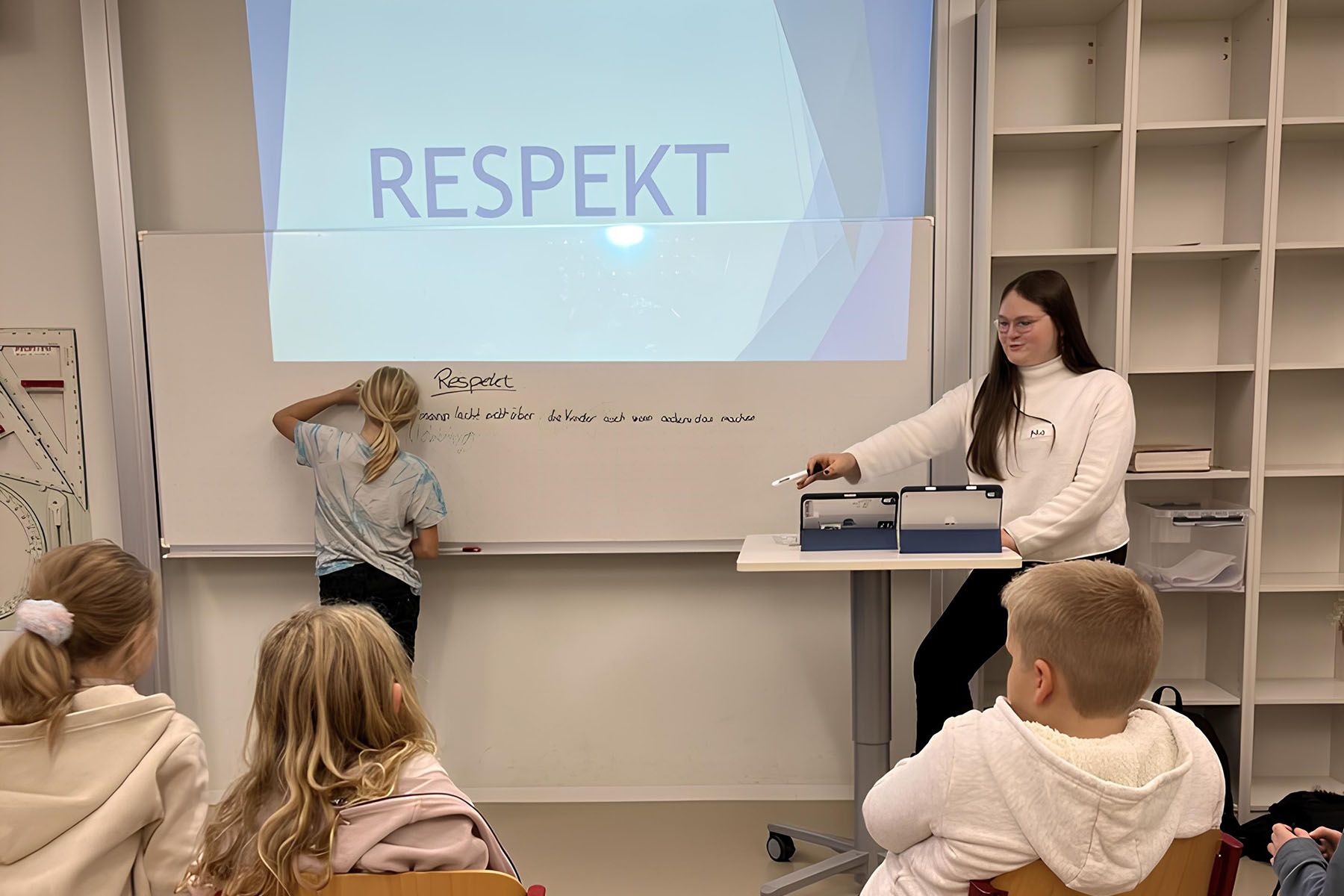 Schüler unterrichten Schüler als Teil eines Projektes.