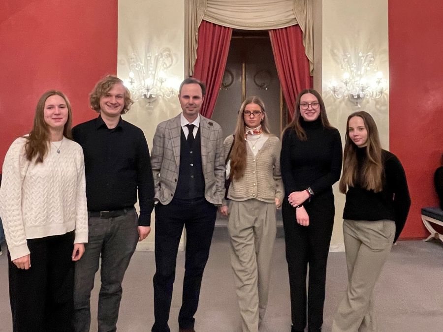 Schülerinnen und Schüler mit Schulleitung bei der Kursfahrt