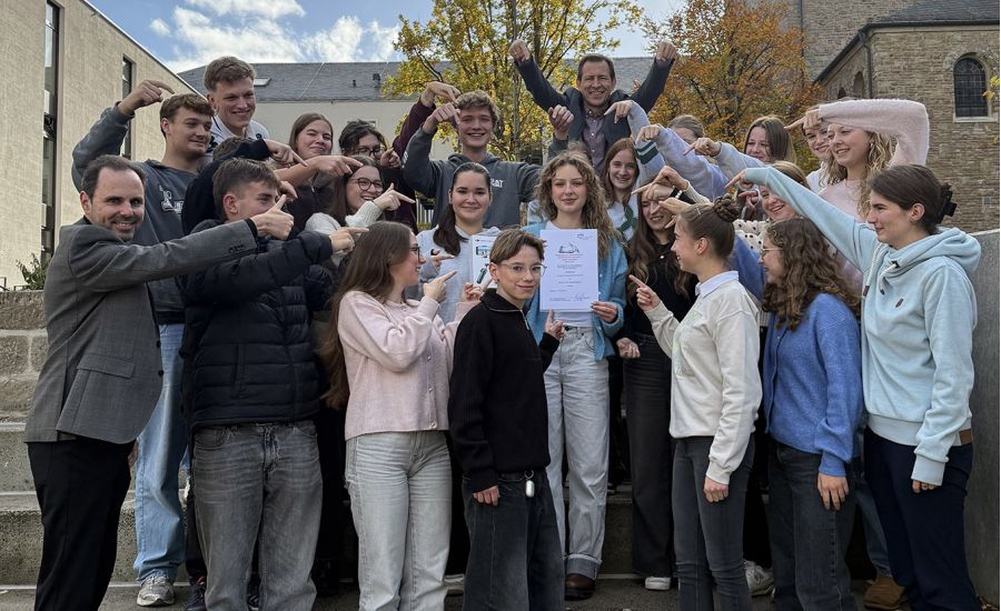 Die Redaktion feiert mit Schulleiter Markus Binzenhöfer und der betreuenden Lehrkraft Dr. Reinhard Klos.