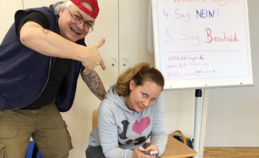 Ein Theaterpädagoge und eine Schauspielerin beim Theaterspielen